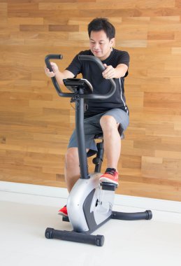 Asya adam Excercise Bisiklet Fitness Center.