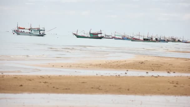 Nublado día largo tiro pescador local barco moro en el tiempo de marea baja . — Vídeo de stock