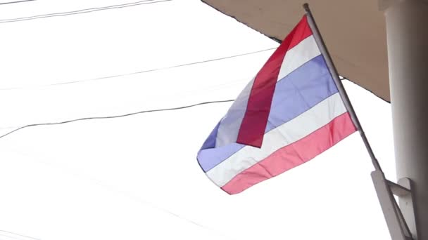 Ταϊλάνδης σημαία πόλο σε αρχική πρόσοψη που κυματίζει στον άνεμο. — Αρχείο Βίντεο