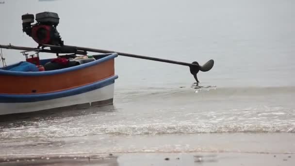 Hélices locales del barco del pescador en el tiempo de marea baja . — Vídeo de stock