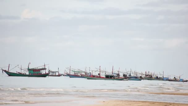 Dia nublado longo tiro local pescador barco charneca na maré baixa . — Vídeo de Stock