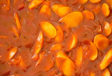 Domates soslu dilimlenmiş sosis kaynar.