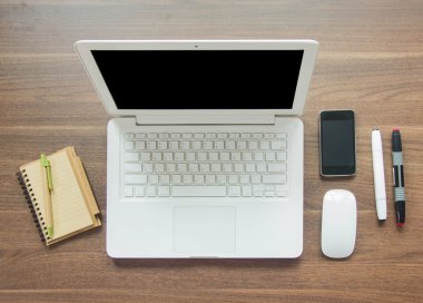 Üstten Görünüm Ofis Masası not defteri, dizüstü bilgisayar ve akıllı telefon.