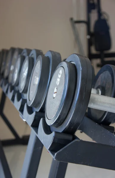 Close-up van Fitness oefening apparatuur halter gewichten. — Stockfoto