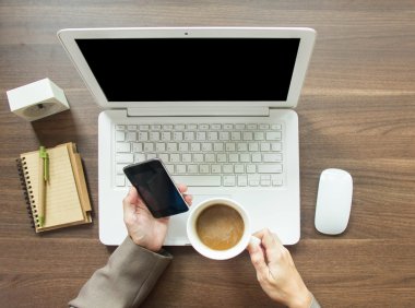 Kahve içme ve Ofis Masaları onun Smartphone Top görünümünü Holding iş kadını