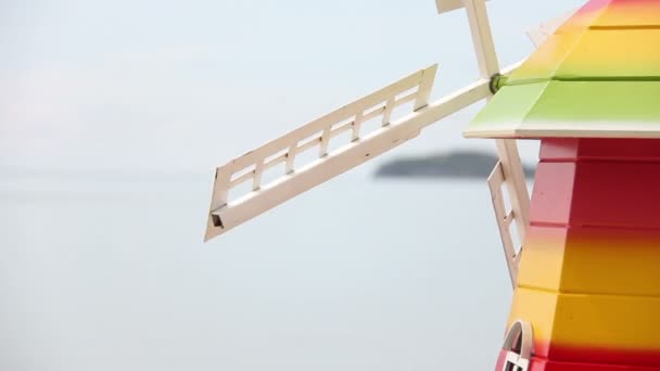Primer plano colorido turbina de viento casa objeto decorado — Vídeos de Stock