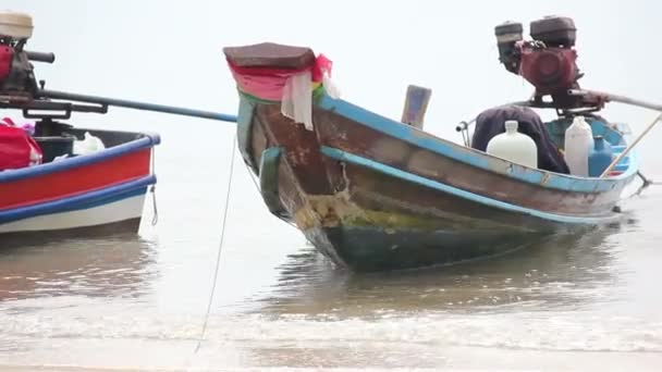 Floating Shabby Local Fisherman Boat On The Low Tide Time — Stock Video