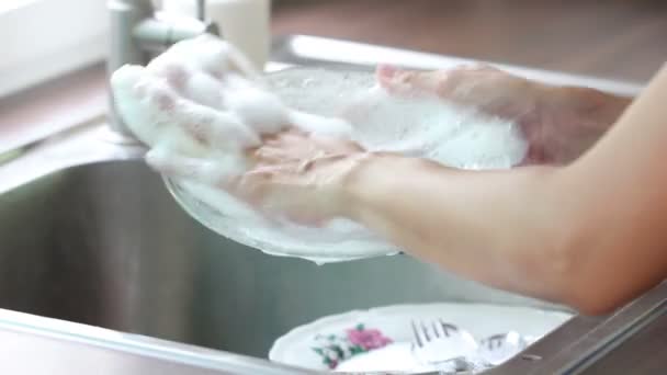 Asiatique femme lavage des mains vaisselle dans un évier — Video