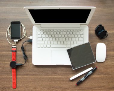 Dizüstü bilgisayar ve akıllı saat eşitleme için en iyi görünümü tablo çalışma alanı 