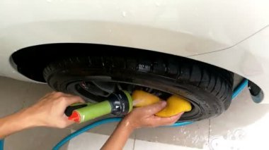 Sünger ve Squirt su hortumu kullanarak el atış Asyalı yakından Mans