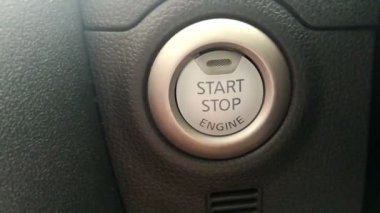 Asya araba motoru başlatmak için düğmeyi parmak basın Mans