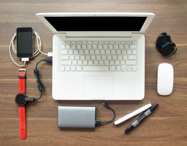 Dizüstü bilgisayar ve akıllı saat eşitleme için en iyi görünümü tablo çalışma alanı