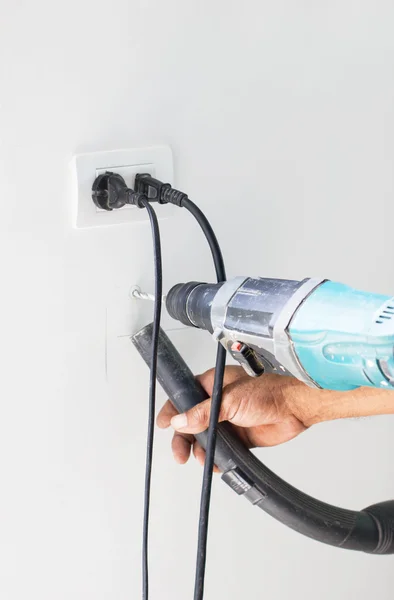 Asian Man Drill On White Wall And Cleaning Dust With Vacuum Together — Stock Photo, Image
