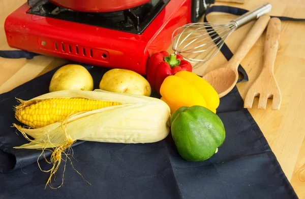 Ingredientes de alimentos con utensilios de cocina para cocinar en mesa de madera — Foto de Stock