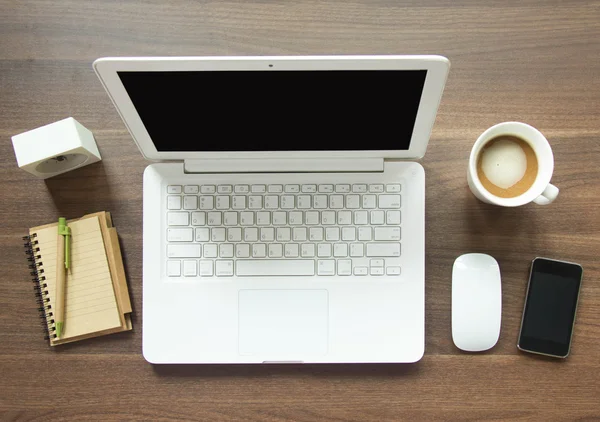 木桌上使用便携式计算机和咖啡的顶视图 — 图库照片