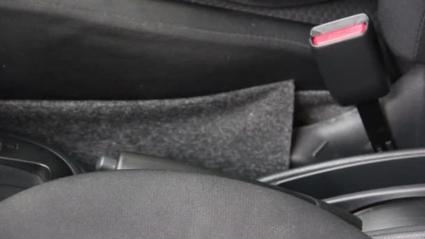 Mãos puxando o freio de mão de uma filmagem de carro — Vídeo de Stock