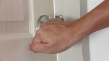 Eller yakın evin kapı ve kilit görüntüleri