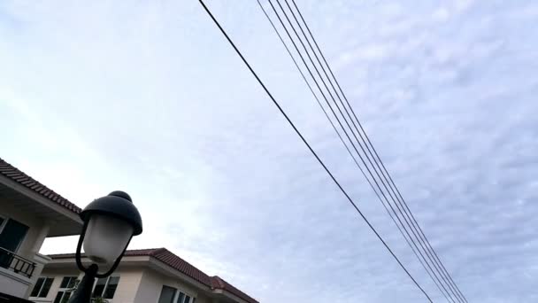 Huis met wolken overgang van dag naar Twilight Time-lapse — Stockvideo