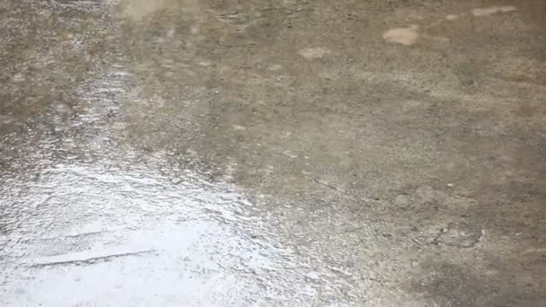 Lluvia de agua cae en el suelo de cemento vacío — Vídeo de stock