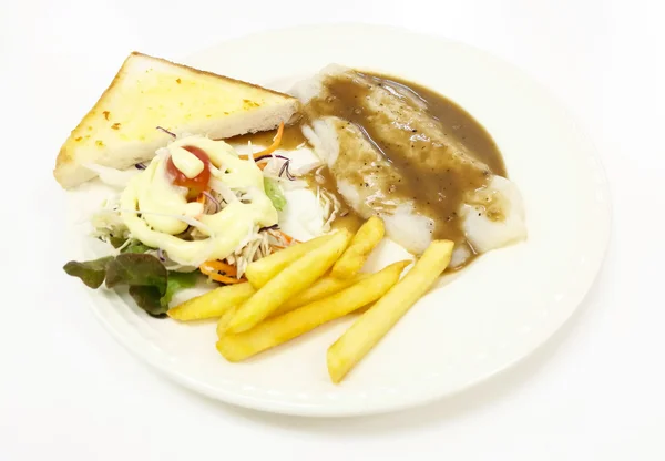 バサ魚ステーキ野菜サラダ トースト分離フライド プレート — ストック写真