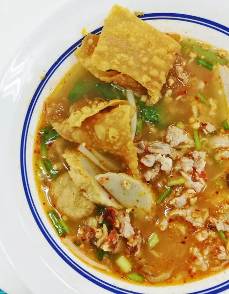 Nouilles vue du dessus dans la soupe épicée thaïlandaise Tom Yum avec du porc, Street Food Style — Photo