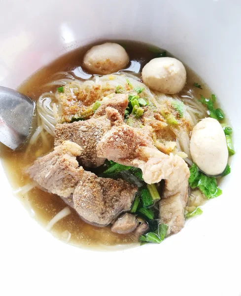 Închide picant bogat aromă Noodle cu felii de carne de porc și bile de porc, Street Food Style — Fotografie, imagine de stoc