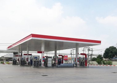 Bangkok Tayland 'da yol kenarındaki benzin istasyonu..