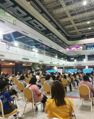 Pathum Thani Tayland Ağustos 2021, Pathum Thani 'den Zeer Rungsit Covid Aşılama Merkezi, Virüs Covid19' a karşı aşı olmayı bekleyen insanlar.
