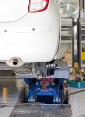 tekerlek lastiği değiştirmek için bekleyen olmadan araba arkadan görünüm.