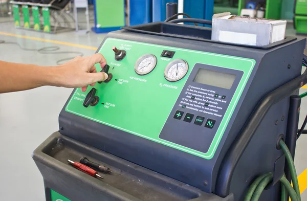 La mano del hombre que trabaja con la máquina del sistema de llenado de neumáticos de nitrógeno . — Foto de Stock