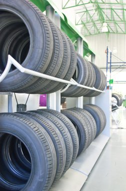 Satır raf üzerinde yeni lastik