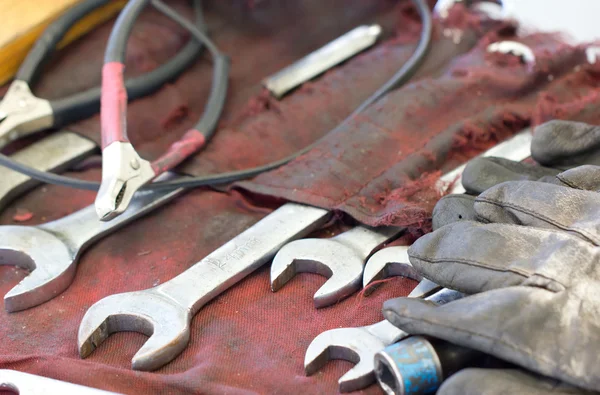 Steekringsleutels, handschoenen en Tools op Machanic tafel — Stockfoto