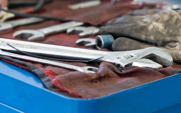 Steekringsleutels en moersleutel op Machanic gereedschapskist — Stockfoto