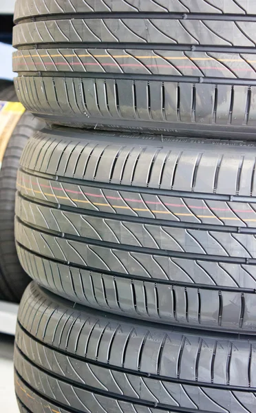 Cerca de neumáticos del coche —  Fotos de Stock