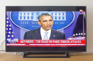 Bangkok, Tayland - 14 Kasım 2015: Barack Obama bize Başkan Fox Haber konuşma, canlı Paris'te terörist saldırıları hakkında. Patlamalar ve atış ile 120'den fazla kişi öldü.