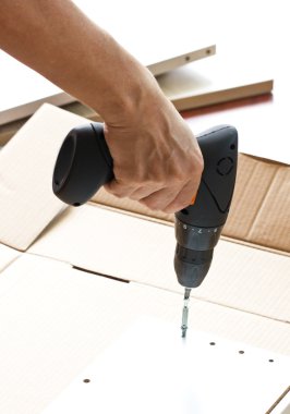 Vida yukarıya pil matkap ile.