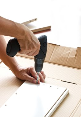 Vida yukarıya pil matkap ile.