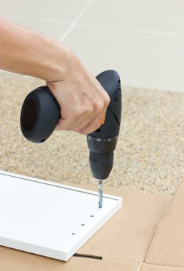 Mobilya montaj kullanarak pil matkap.