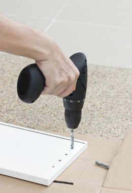 Mobilya montaj kullanarak pil matkap.