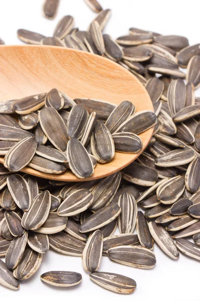 Zonnebloempitten met houten lepel. — Stockfoto