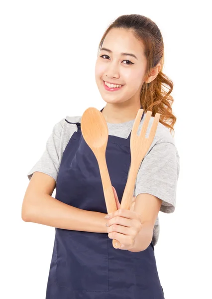 Mulher jovem com ferramentas de cozinha vestindo avental isolado em branco . — Fotografia de Stock