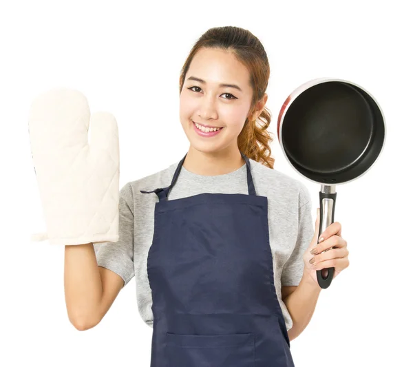 Mulher asiática vestindo avental e mostrando potenciômetro com luva de forno — Fotografia de Stock