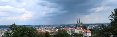 Üstünde kara kümülüs bulutları olan Brno şehrinin havadan görünüşü. Yağmur ve fırtına geliyormuş. Petrov, Aziz Peter ve Paul Katedrali. Güney Moravya, Çek Cumhuriyeti.