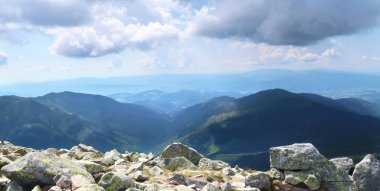 Manzarası - alçak Tatras (Nizke Tatry) 'ın Chopok dağ zirvesine giden turistik yolda yağmurlu bulutlar ve yaklaşan gök gürültüsüyle. Slovakya Cumhuriyeti 'nde yaz mevsimi