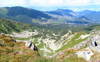 Manzarası - Chopok Dağı zirvesine giden turistik yolda alçak Tatras (Nizke Tatry) manzarası. Kuzey Slovakya, Slovakya Cumhuriyeti, Avrupa 'da yaz mevsimi.