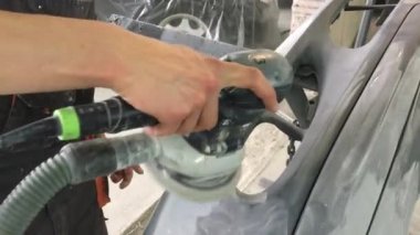 Araba detayını taşlama