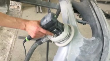 Araba detayını taşlama