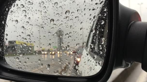 Tráfico bajo la lluvia visto en el espejo lateral — Vídeos de Stock