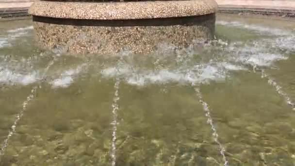 Prachtige fontein in stad — Stockvideo