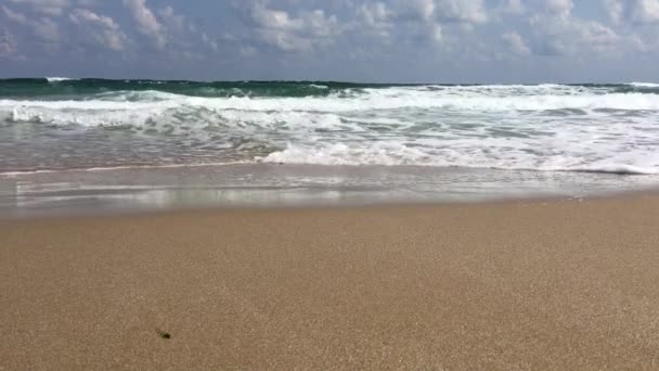 Морские волны с голубым небом — стоковое видео
